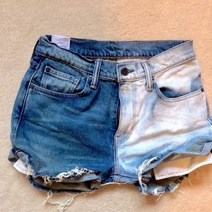 Levi’s Contrast Jean Cut Off